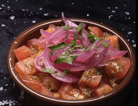 Tomat- og rødløksalat