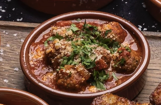 Spanske kjøttboller med tomatsalsa og parmesan